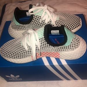 Deerupt runner Adidas size 5 youth